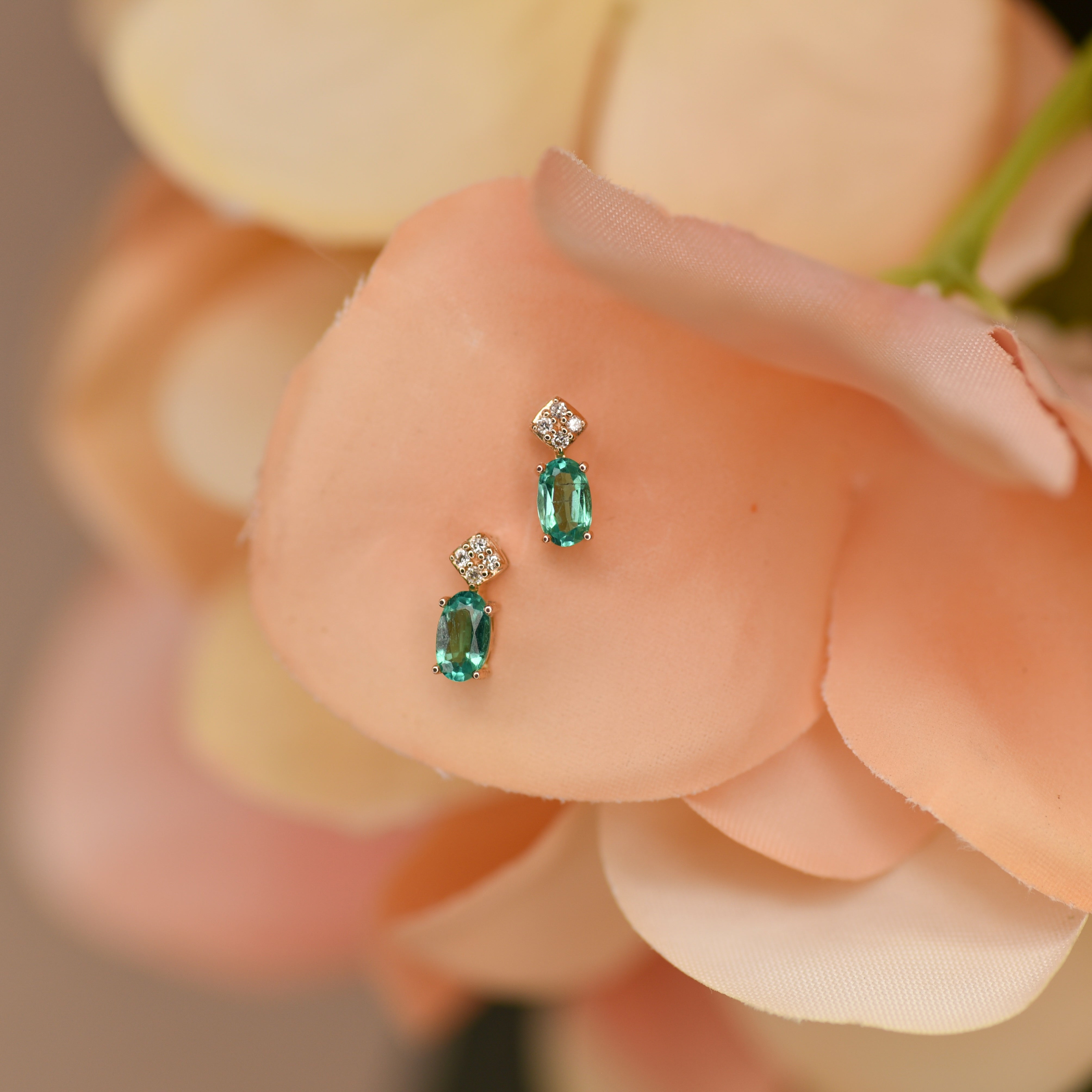 Yellow gold emerald earrings sales